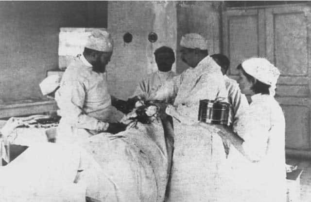 Хирург В. Ф. Войно–Ясенецкий (слева) проводит операцию в земской больнице